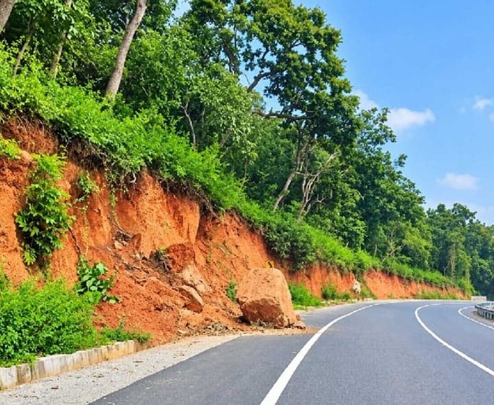 రంపుల ఘాట్లో అడ్డంగా కొండచరియలు - Udayam