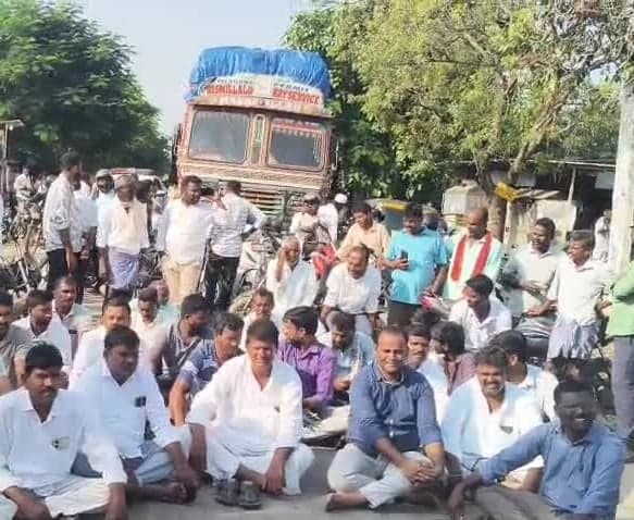 విద్యుత్ కోసం గజ్వేల్లో రైతుల ధర్నా - Udayam