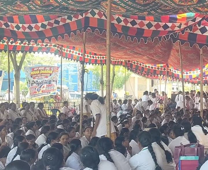 విజయవాడ ప్రభుత్వాసుపత్రి వద్ద నిరసన - Udayam