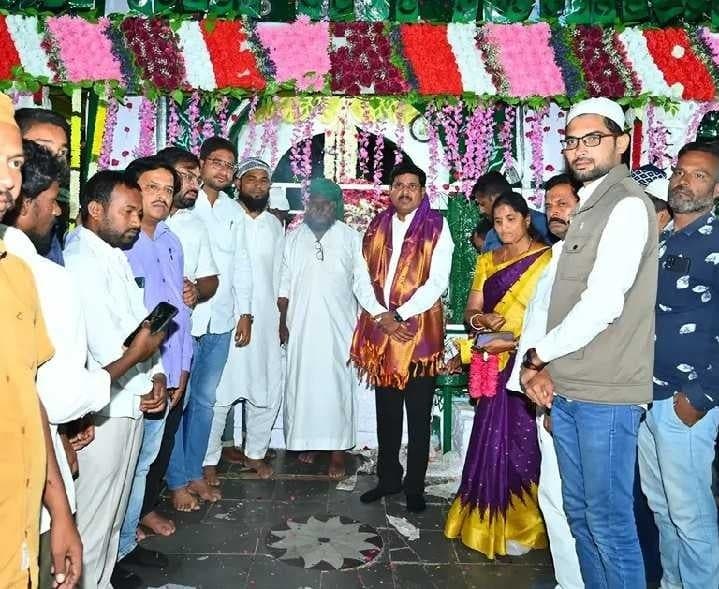 దర్గా ఉర్సులో ఎమ్మెల్యే ప్రత్యేక ప్రార్థనలు - Udayam