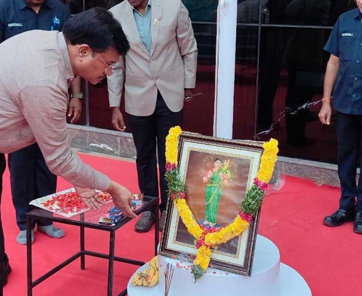 హైడ్రా కార్యాలయంలో ప్రజాపాలన దినోత్సవం - Udayam