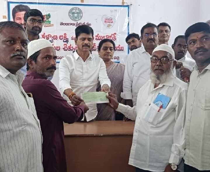 కళ్యాణలక్ష్మి, షాదీ ముబారక్ చెక్కులు - Udayam