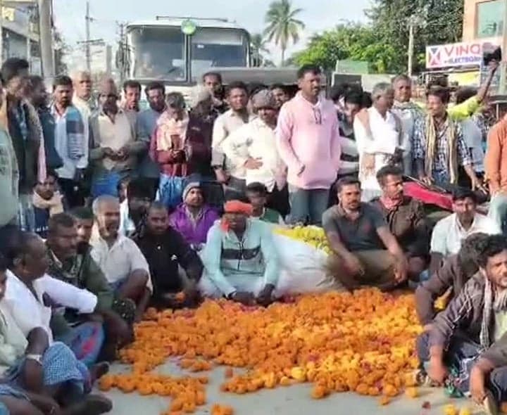 కుప్పంలో పూల మార్కెట్ వద్ద ధర్నా - Udayam