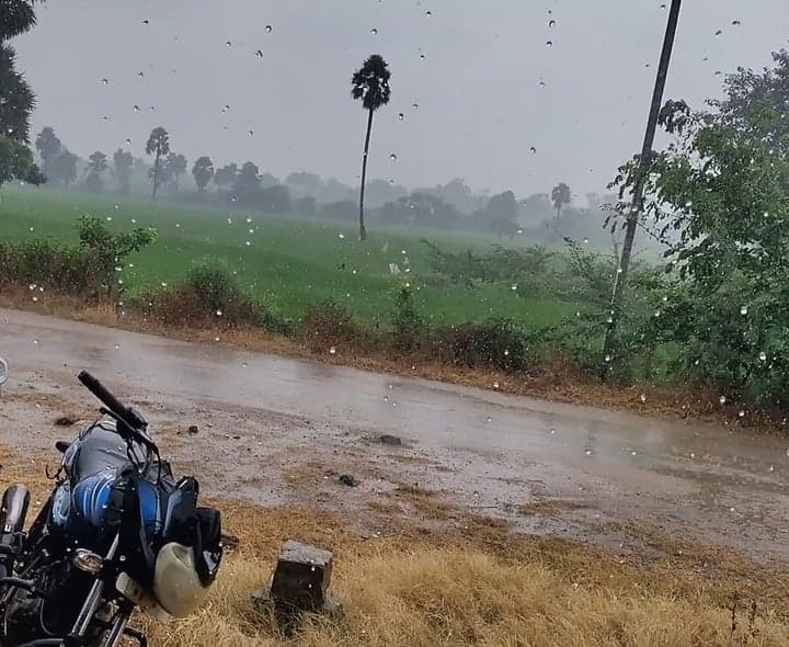 నిడమనూరులో రాత్రంతా వర్షం - Udayam
