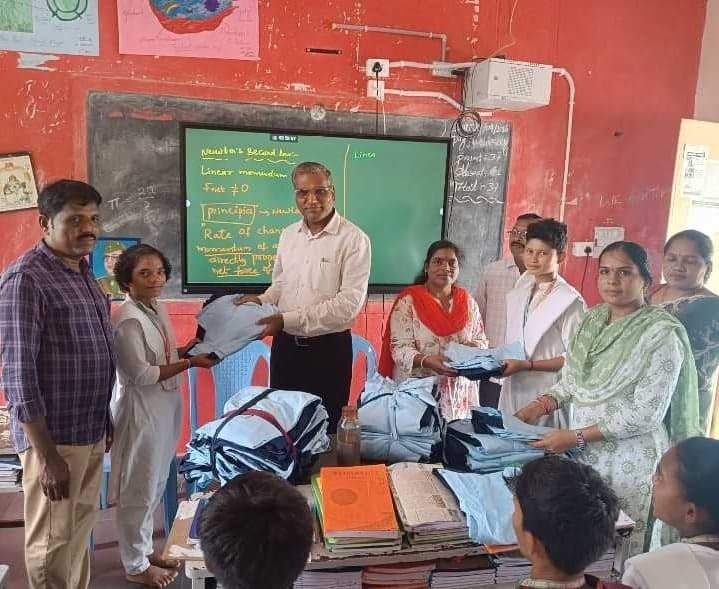 విద్యార్థులు చదువుపై దృష్టి సారించాలి - Udayam