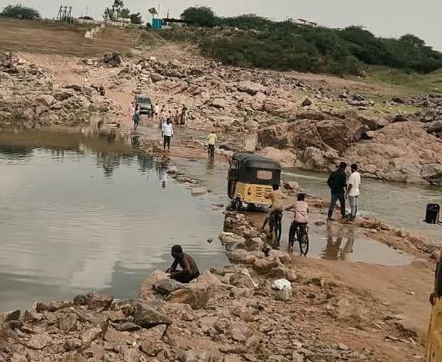 వర్షాలకు కొట్టుకుపోతున్న మట్టి రహదారి - Udayam