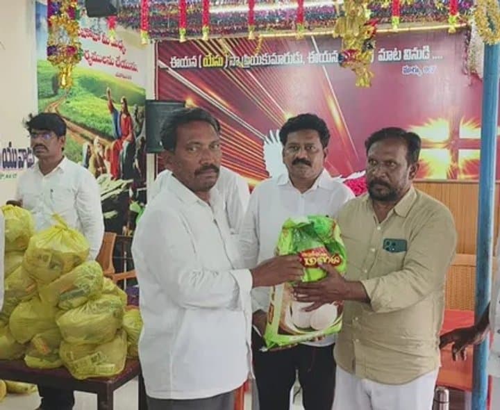 పామూరులో పాస్టర్లకు నిత్యావసర సరుకుల పంపిణీ - Udayam