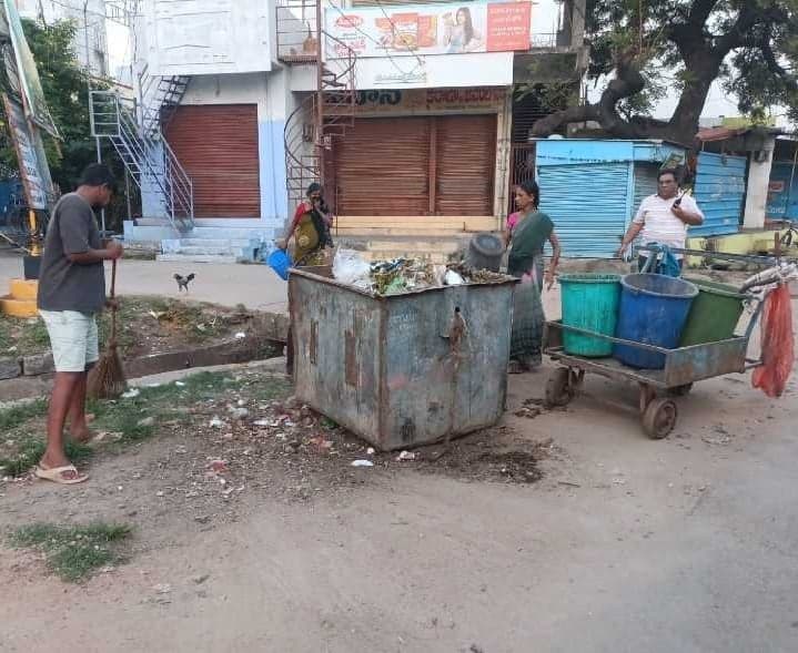 ఆదోనిలో కమిషనర్ ఆకస్మిక తనిఖీ - Udayam