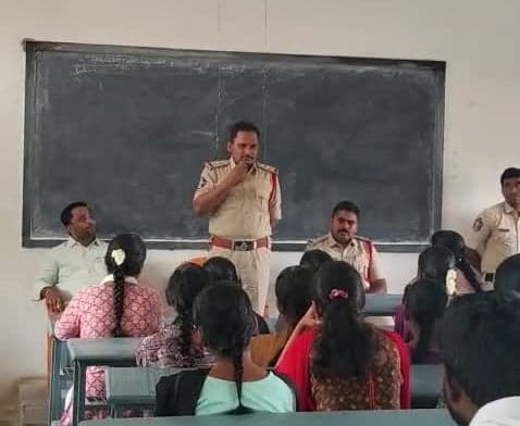 సైబర్ మోసాలపై సీఐ హెచ్చరిక - Udayam