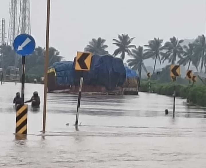 ఇచ్ఛాపురం హైవేపై వరద.. చిక్కిన లారీలు - Udayam