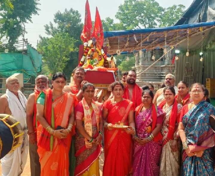 గాయత్రీ దేవిగా దర్శనమిచ్చిన రుద్రేశ్వరి అమ్మవారు - Udayam