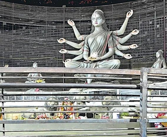 దుర్గా మండపంలో తొక్కిసలాట - Udayam