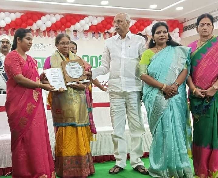 పాలకొల్లు మహిళకు స్వచ్ఛ ఆంధ్ర పురస్కారం - Udayam