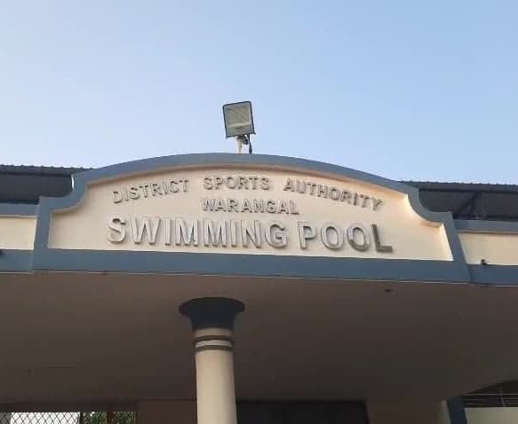 స్విమ్మింగ్ ఫీజు తగ్గించాలని నిరసన - Udayam