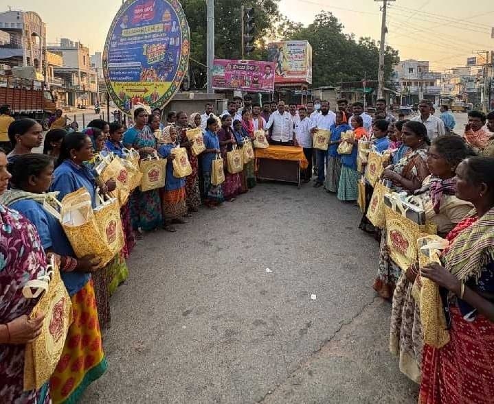 కల్వకుర్తిలో పారిశుద్ధ్య కార్మికులకు చీరల పంపిణీ - Udayam