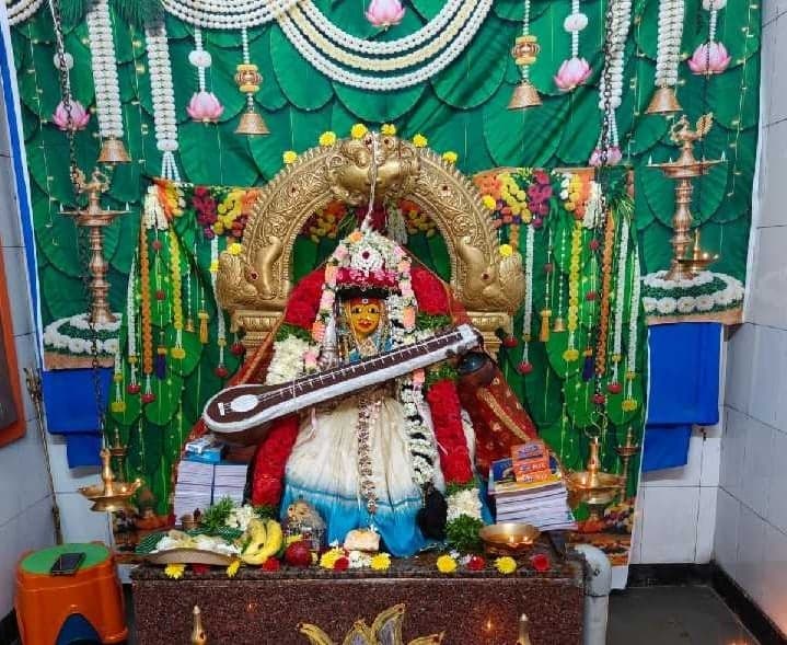 సరస్వతీ దేవి అలంకరణలో ముత్యాలమ్మ - Udayam
