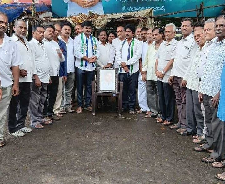 జగన్ చిత్రపటానికి పాలాభిషేకం