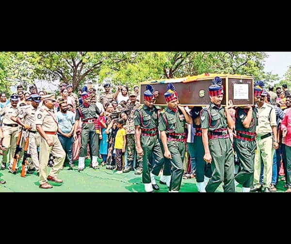కిషన్కు సైనిక లాంఛనాలతో అంత్యక్రియలు - gallery image 2