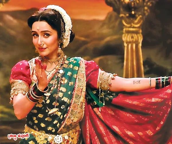 స్టేజ్పైనే శ్రద్ధా ప్రసవ వేదన