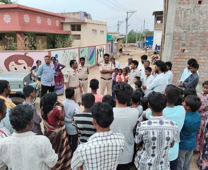 కొత్తపేటలో పోలీసుల అవగాహన సమావేశం - Udayam