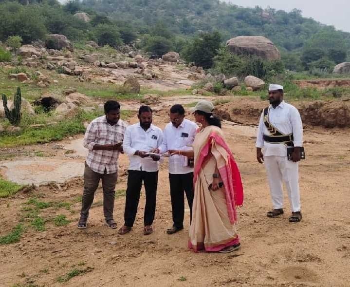 సర్వే నంబర్ 111లో భూముల పరిశీలన - Udayam