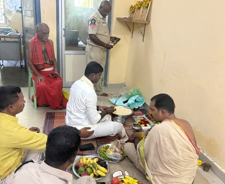 కొత్తపట్నం పోలీస్ స్టేషన్లో ఆయుధ పూజ - Udayam