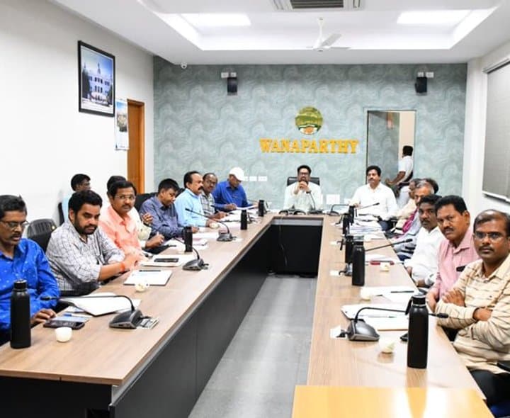 సాగునీరు, పంటల సాగుపై మంత్రి ఉత్తమ్ సమీక్ష - gallery image 2