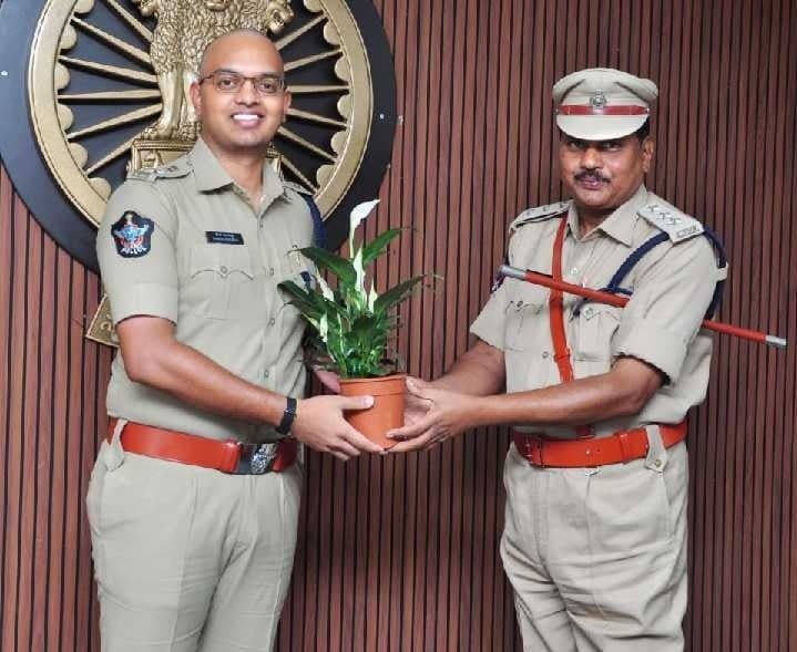 ఎస్పీని కలిసిన మదనపల్లె నూతన డీఎస్పీ - Udayam