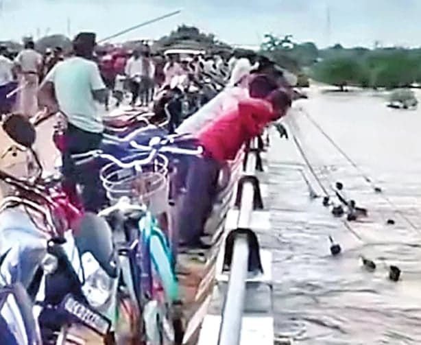 నీటిలో కొట్టుకుపోతున్న మద్యం - Udayam
