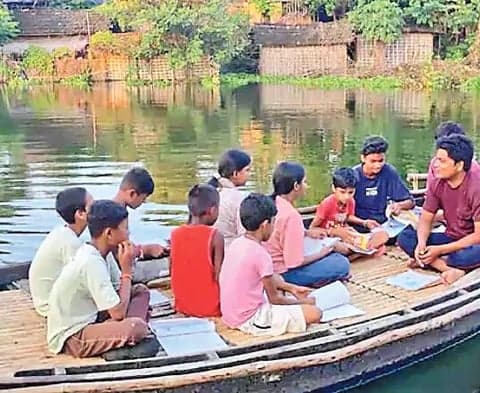 బోటునే బడిగా మార్చిన ఉపాధ్యాయుడు - Udayam