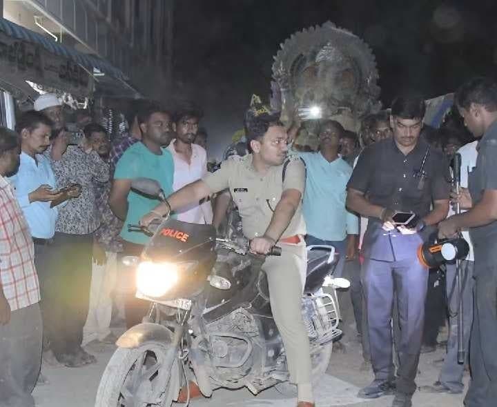 వెలుగోడులో వినాయక నిమజ్జనాన్ని పర్యవేక్షించిన ఎస్పీ - Udayam
