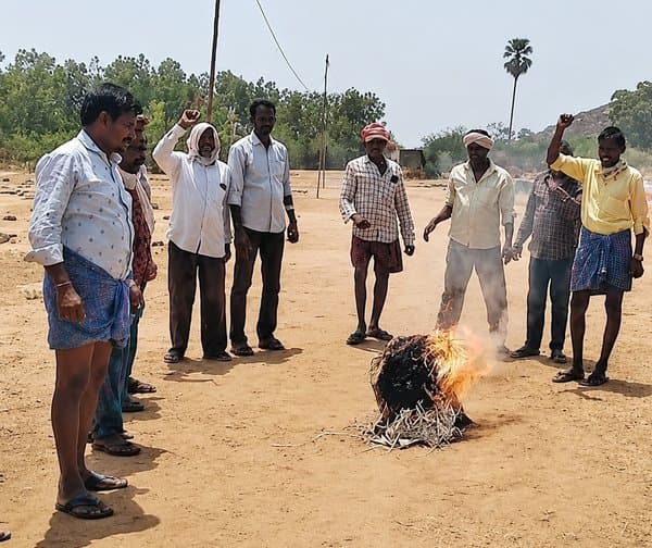 ధాన్యం కొనట్లేదని రైతుల నిరసన - Udayam Digital