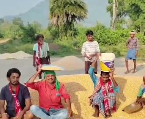 కొమరాడలో మొక్కజొన్నకు మద్దతు ధర డిమాండ్ - Udayam