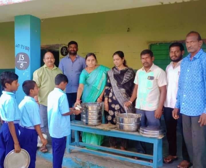 భోజన్నపేటలో విద్యార్థులకు అల్పాహారం పంపిణీ - Udayam
