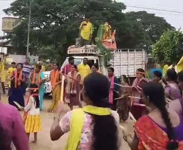 సూర్యాపేటలో ట్రాక్టర్ నడిపిన ఎమ్మెల్యే - Udayam