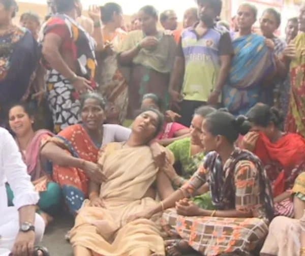 మత్స్యకారుల గల్లంతుపై ఆందోళన - Udayam Digital