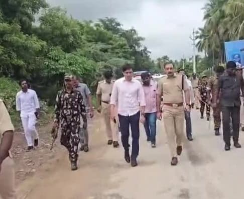 నామినేషన్ల కేంద్రాల్లో కలెక్టర్, ఎస్పీ ఆకస్మిక తనిఖీలు - Udayam