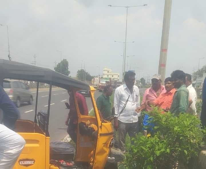 ఒంగోలు బైపాస్పై ఆటో ఢీకొని వ్యక్తికి గాయాలు - Udayam
