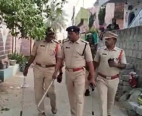 రామాపురంలో పోలీసుల ఆకస్మిక తనిఖీలు - Udayam