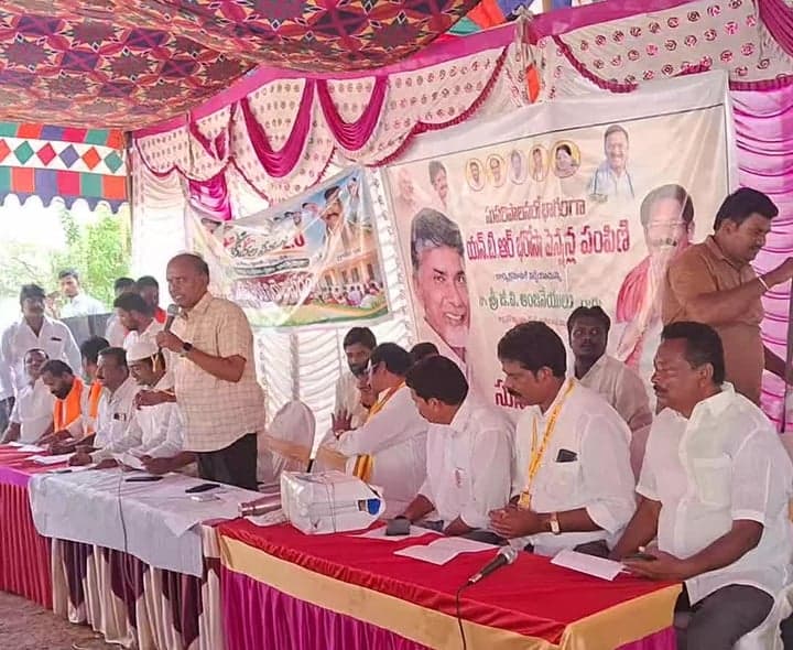 వినుకొండలో పింఛన్లు పంపిణీ చేసిన ఎమ్మెల్యే - Udayam
