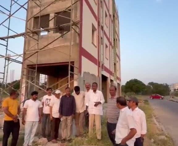 మేడిపల్లి హెచ్ఎండీఏ లేఔట్లో అక్రమ నిర్మాణాలపై ఫిర్యాదు - Udayam