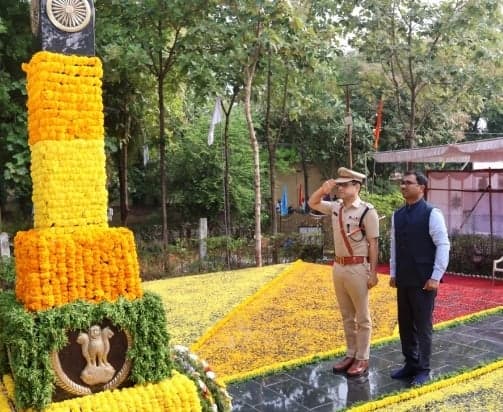 పోలీసుల త్యాగాలు చిరస్మరణీయం: కలెక్టర్ దివాకర - Udayam