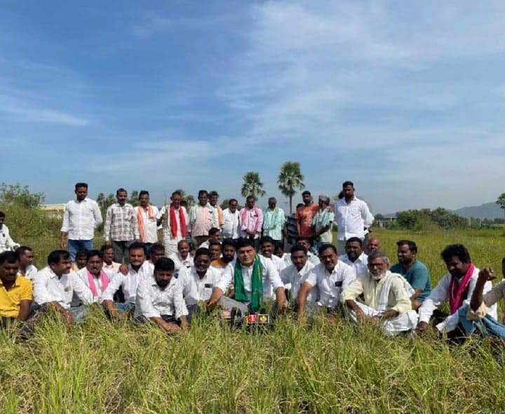 పంటలు ఎండిపోతున్నాయంటూ బీఆర్ఎస్ నేత విమర్శలు - Udayam