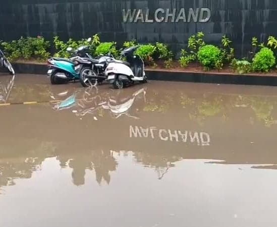వర్షపునీటిలో మునిగిన పాఠశాలల ద్వారాలు - Udayam