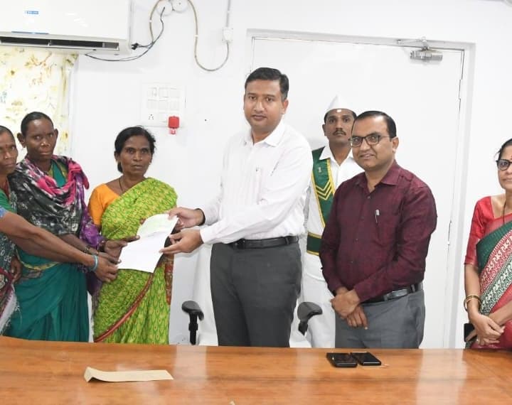 ఆదిలాబాద్లో మహిళా సంఘాలకు రూ.1 లక్ష చొప్పున రుణాలు - gallery image 2