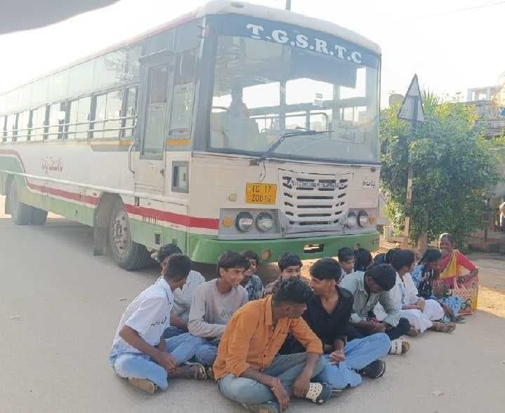 సమయానికి బస్సులు నడపాలని విద్యార్థుల నిరసన - Udayam