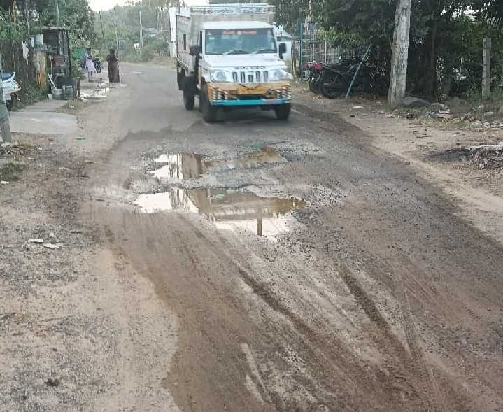 కోరుకొండ రోడ్డుపై గుంత.. వాహనదారుల ఇబ్బందులు - Udayam
