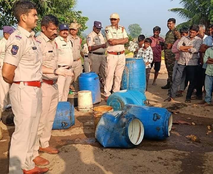 రౌతుగూడెం, చింతగట్టు తండాలో పోలీసుల తనిఖీలు - Udayam