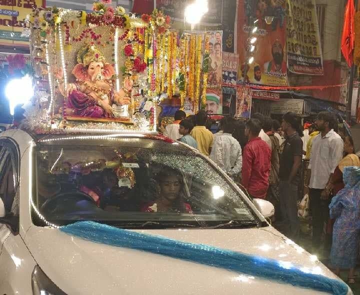 కారుపై గణపయ్య ఊరేగింపు - Udayam
