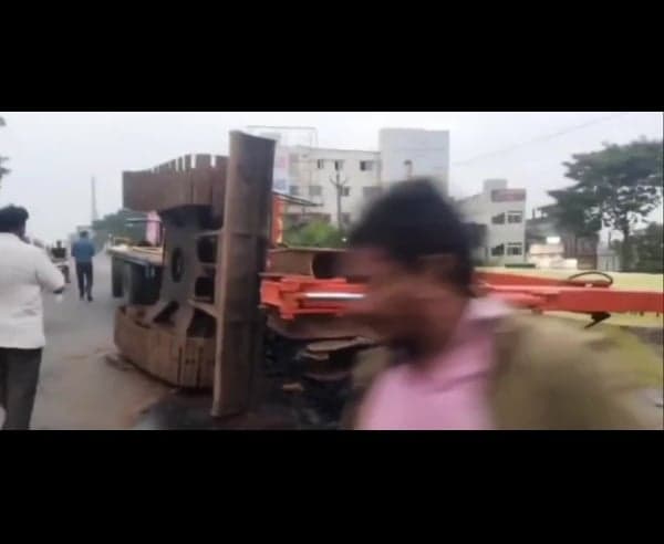 తాడేపల్లిగూడెంలో తిరగబడిన భారీ క్రేన్